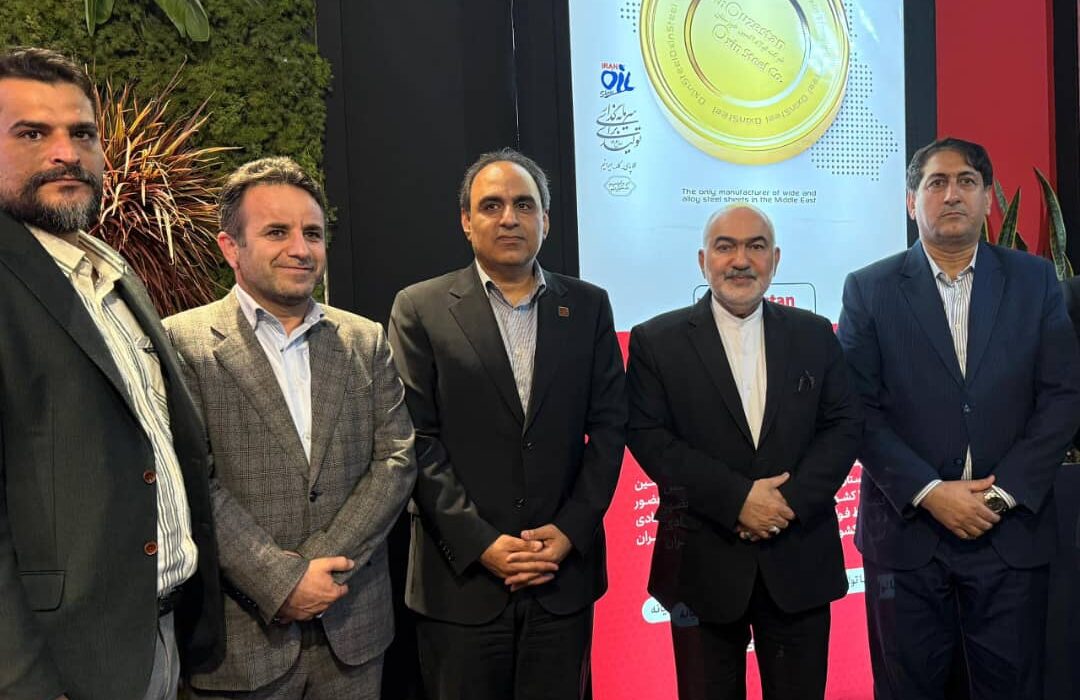 بازدید مقام عالی دولت در استان خوزستان از غرفه شرکت فولاد اکسین در نمایشگاه نفت،گاز،پالایش و پتروشیمی ۱۴۰۴