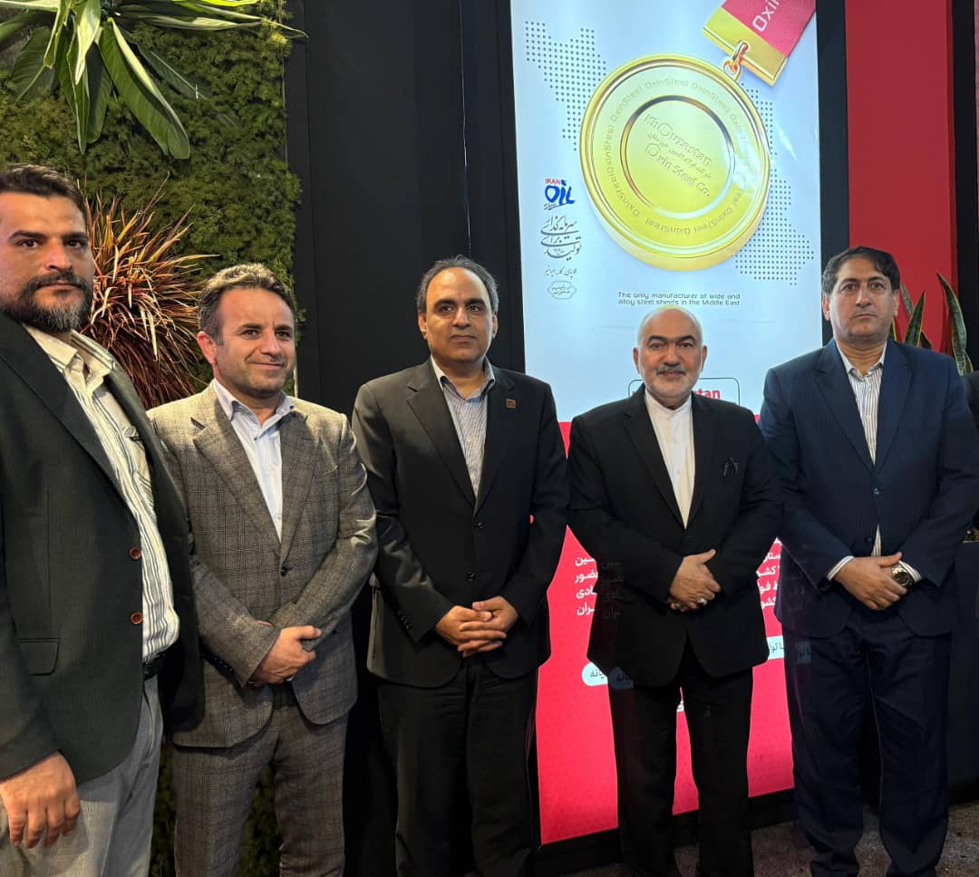 بازدید مقام عالی دولت در استان خوزستان از غرفه شرکت فولاد اکسین در نمایشگاه نفت،گاز،پالایش و پتروشیمی ۱۴۰۴