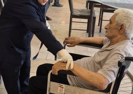 گروه جهادی درمانگاه آب و برق خوزستان در کنار سالمندان کوت‌عبدالله