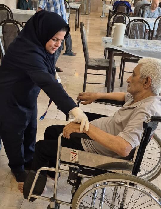 گروه جهادی درمانگاه آب و برق خوزستان در کنار سالمندان کوت‌عبدالله