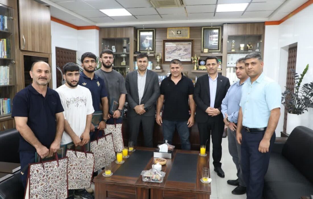 تقدیر مدیر محترم شعب بانک مسکن استان خوزستان از ورزشکاران و مدال آوران مسابقات کشتی فرنگی قهرمانی جوانان جهان