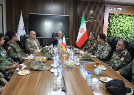 ارتش در هفته دولت از تلاش‌های استاندار خوزستان تقدیر کرد