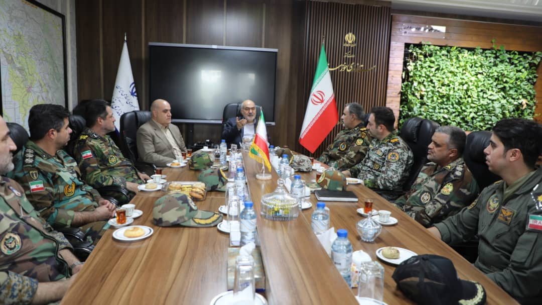 ارتش در هفته دولت از تلاشهای استاندار خوزستان تقدیر کرد