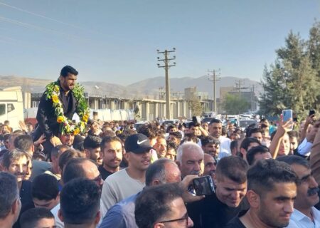 استقبال گسترده مردم ایذه از کشتی‌گیران بازگشته از رقابت‌های جهانی زاگرب