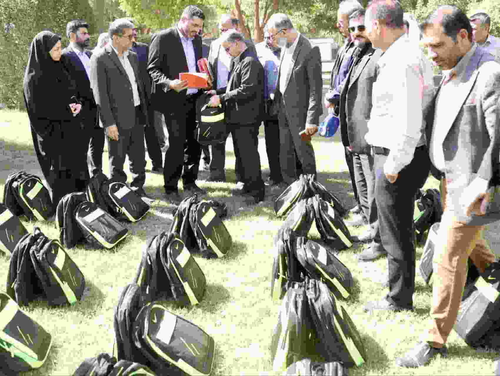 توزیع ۴۰۰۰ بسته نوشت‌افزار در مناطق همجوار تأسیسات شرکت بهره‌برداری نفت و گاز کارون