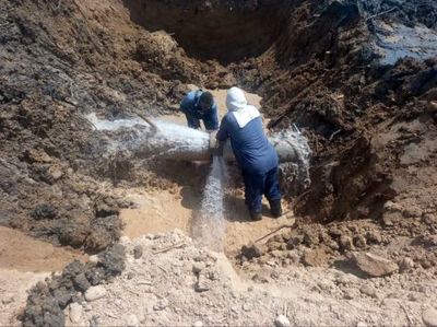 مهار نشتی و تعمیر۲ نقطه از خط لوله ۳۰۰ میلیمتری رامشیر شرکت آب جنوب شرق