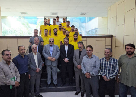 فوتبالیست‌های نیشکر با پرچم ایران راهی رقابت‌های جهانی دبی شدند