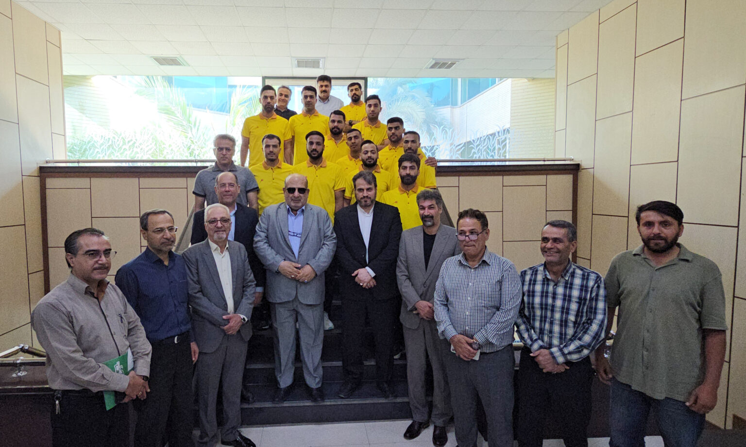 فوتبالیست‌های نیشکر با پرچم ایران راهی رقابت‌های جهانی دبی شدند