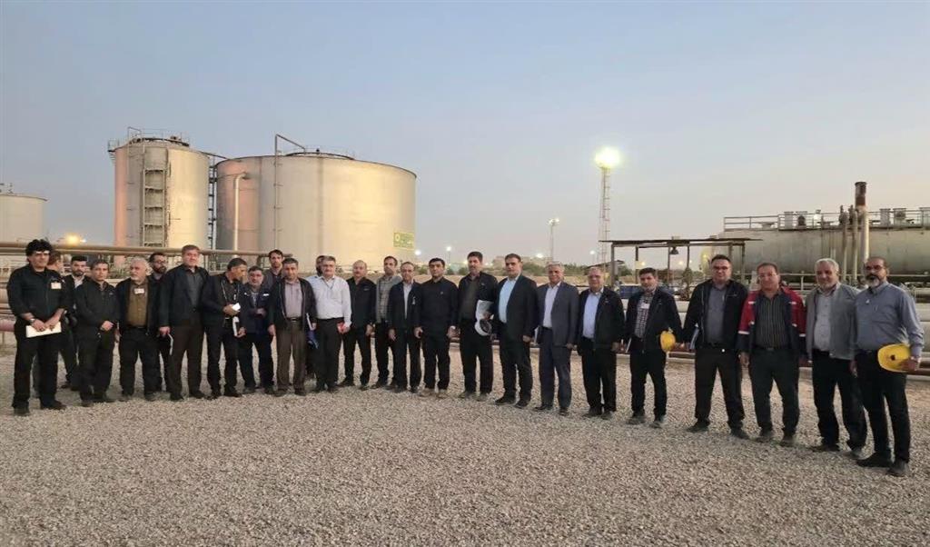 بازدید میدانی مدیرعامل مناطق نفتخیز جنوب از واحد بهرهبرداری اهواز۳/ تأكید بر كاهش گازسوزی و كنترل كیفیت نفت خام