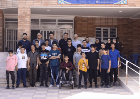 اعضای باشگاه استقلال خوزستان در کنار کودکان استثنایی اهواز