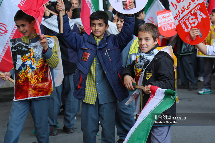 ملت ایران همچنان بر شعار «هیهات منالذله» استوار است