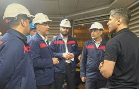 بازدید سرزده مدیر عامل شرکت فولاد اکسین خوزستان از خط تولید و گفت‌وگو با کارکنان