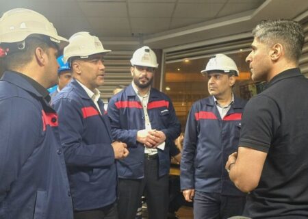 بازدید سرزده مدیر عامل شرکت فولاد اکسین خوزستان از خط تولید و گفت‌وگو با کارکنان
