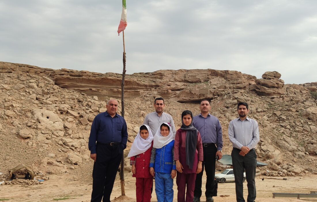 الفبای مهربانی زیر سقف یک چادر؛ وقتی مدرسه خلاصه می‌شود در یک خانواده