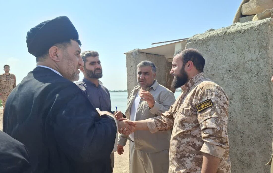 بازدید مسئول نمایندگی ولی فقیه در قرارگاه کربلا از نقطه صفر مرزی جنوبغرب؛ مرزبانان نیروی زمینی سپاه در گرمای طاقت فرسا پای کار امنیت پایدار ایستاده‌اند