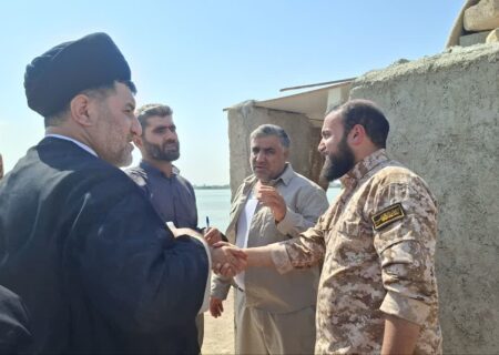 بازدید مسئول نمایندگی ولی فقیه در قرارگاه کربلا از نقطه صفر مرزی جنوبغرب؛ مرزبانان نیروی زمینی سپاه در گرمای طاقت فرسا پای کار امنیت پایدار ایستاده‌اند